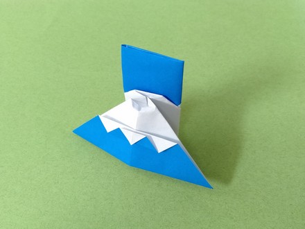 Origami Mt. Fuji toothpick holder by Fujimoto Yuko on giladorigami.com