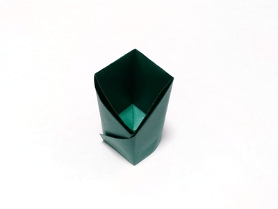 Origami Vase with a V-shaped cut by Kawate Ayako on giladorigami.com